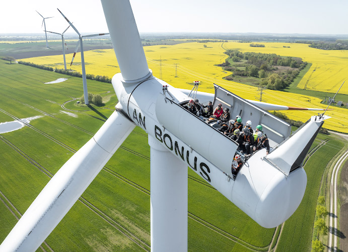 Besuch im offenen Maschinenhaus einer Enercon E82 Windkraftanlage, um Vortrag zu lauschen. Gross Schwiessow 2024