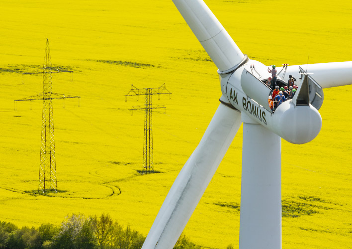 Besuch im offenen Maschinenhaus einer Enercon E82 Windkraftanlage, um Vortrag zu lauschen. Gross Schwiessow 2024