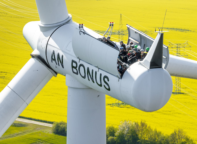 Besuch im offenen Maschinenhaus einer Enercon E82 Windkraftanlage, um Vortrag zu lauschen. Gross Schwiessow 2024