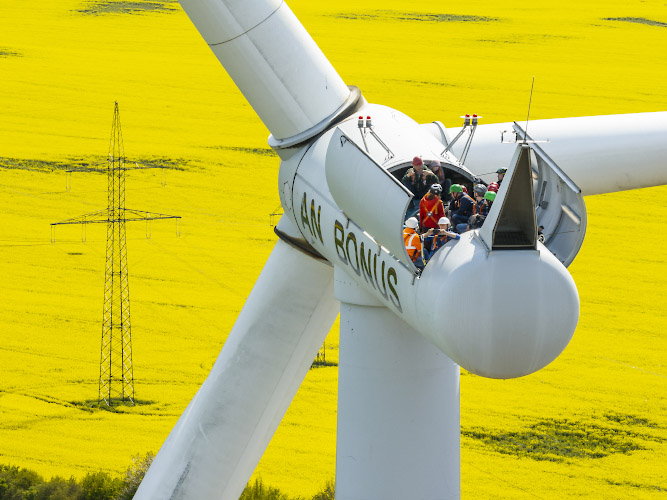 Besuch im offenen Maschinenhaus einer Enercon E82 Windkraftanlage, um Vortrag zu lauschen. Gross Schwiessow 2024