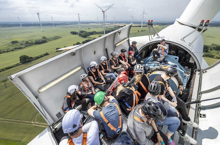 Besuch im offenen Maschinenhaus einer Enercon E82 Windkraftanlage, um Vortrag zu lauschen. Gross Schwiessow 2025
