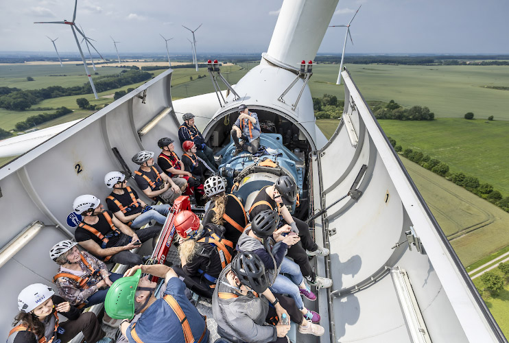 Besuch im offenen Maschinenhaus einer Enercon E82 Windkraftanlage, um Vortrag zu lauschen. Gross Schwiessow 2025