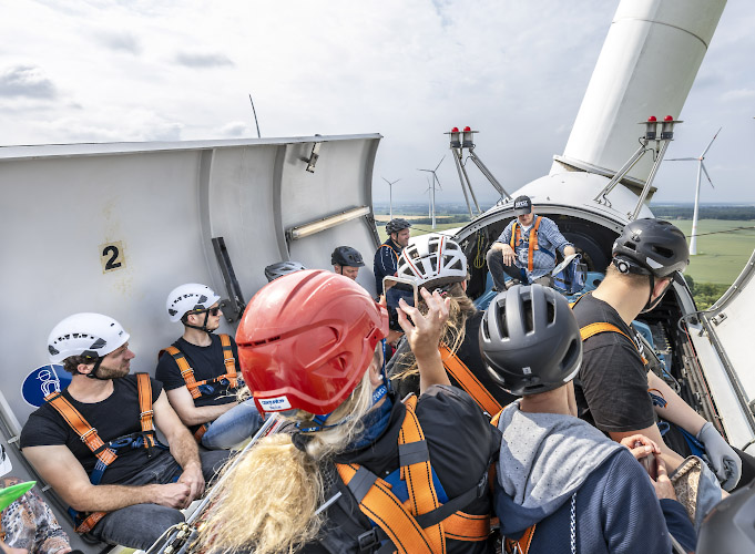 Besuch im offenen Maschinenhaus einer Enercon E82 Windkraftanlage, um Vortrag zu lauschen. Gross Schwiessow 2025