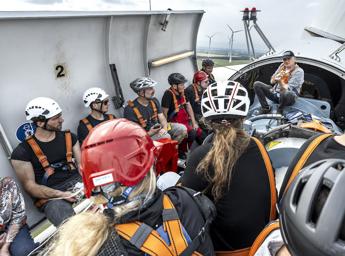 Besuch im offenen Maschinenhaus einer Enercon E82 Windkraftanlage, um Vortrag zu lauschen. Gross Schwiessow 2025