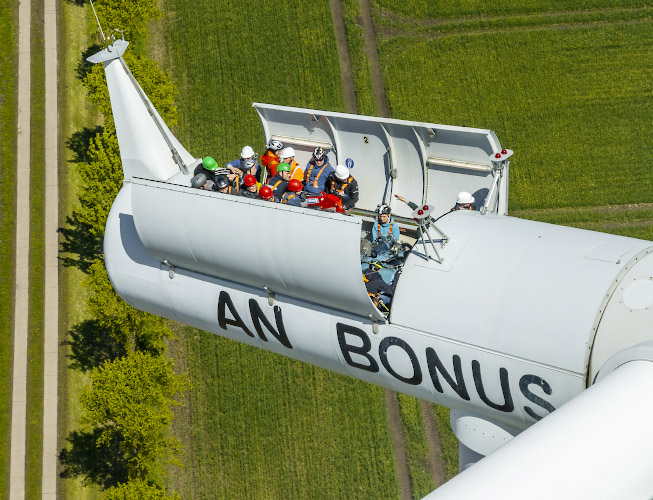 Besuch im offenen Maschinenhaus einer Enercon E82 Windkraftanlage, um Vortrag zu lauschen. Gross Schwiessow 2024