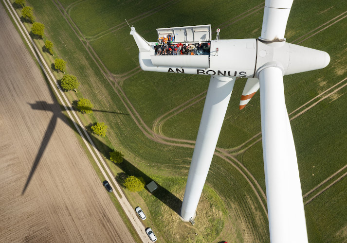 Besuch im offenen Maschinenhaus einer Enercon E82 Windkraftanlage, um Vortrag zu lauschen. Gross Schwiessow 2024