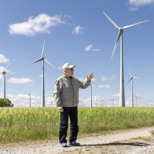 Siegfried Kappert, ehrenamtlicher Guide im Windpark. Energieautarkes Dorf Feldheim. Deutschland 2025