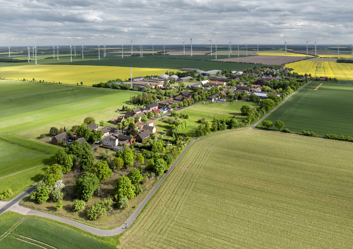 Luftaufnahme Energieautarkes Dorf Feldheim. Deutschland 2025