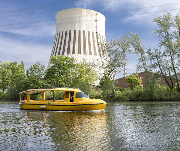 DHL Solarboat vor Kühlturm BEW Heizkraftwerk Reuter West. Berlin, Deutschland. 2023