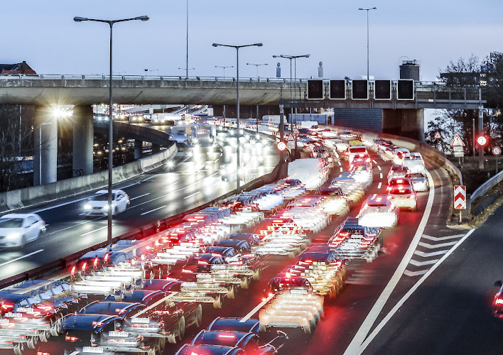 Rush Hour Stadtautobahn A100. Am BEW Heizkraftwerk Wilmersdorf alle Kraftwerksblöcke rückgebaut. Berlin, Deutschland. 2026