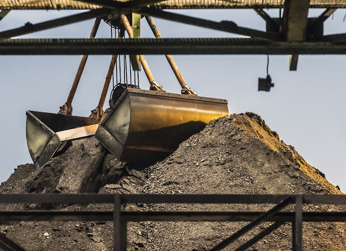 BEW Heizkraftwerk Moabit, Brennstoff Steinkohle wird geloescht Berlin Deutschland. 2022