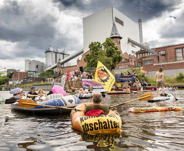 BEW Heizkraftwerk Moabit. Initiative Kohleausstieg protestiert auf Berlin Spandauer Schifffahrtskanal. Berlin Deutschland. 2018