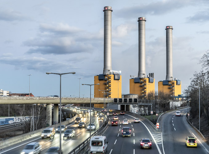 Historische Fotografie noch mit 3 Kraftwerksblöcken. Jetzt BEW Heizkraftwerk Wilmersdorf, Hauptbrennstoff Erdgas. Berlin, Deutschland. 2021