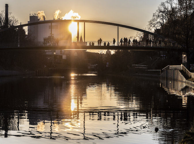 BEW Heizkraftwerk Moabit, Sonnenuntergang uberm Berlin Spandauer Schifffahrtskanal. Berlin Deutschland. 2022
