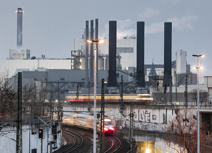 BEW Heizkraftwerk Moabit, Zugverkehr auf Stadtbahn und Fernbahn. Berlin Deutschland. 2019