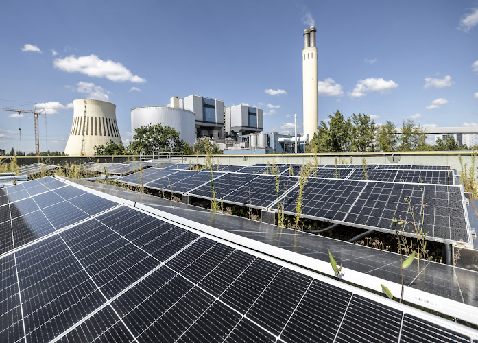 BEW Waermespeicher generiert 200 Megawatt thermische Leistung, vorn Photovoltaikdachanlage. Standort Reuter West Deutschland 2026