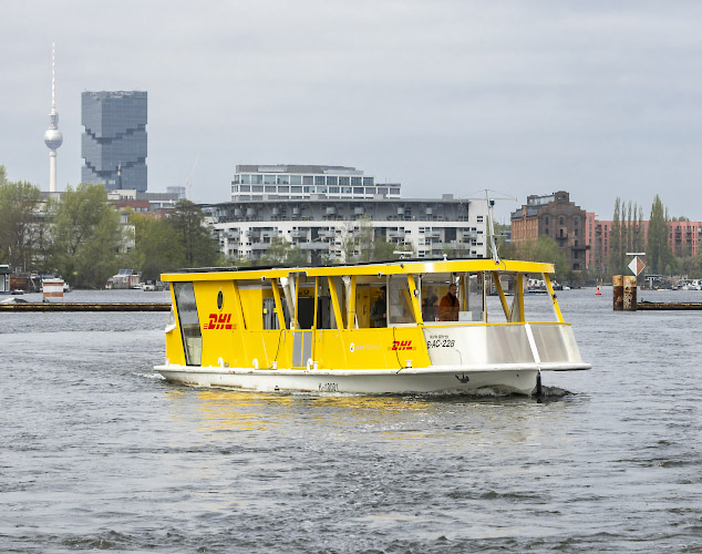 Deutsche Post DHL Solarschiff. Paketetransport emissionsfrei auf Berliner Gewaessern. Berlin Deutschland 2026