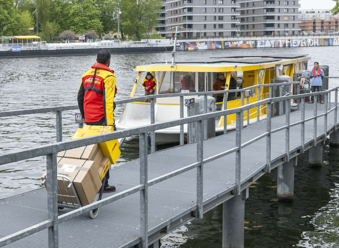 Deutsche Post DHL Solarschiff Solar Boat. Paketetransport emissionsfrei auf Berliner Gewaessern. Berlin Deutschland 2026