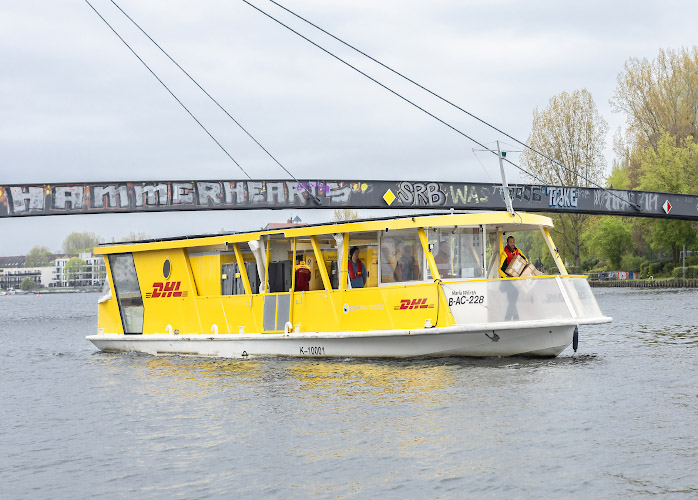 Deutsche Post DHL Solarschiff Solar Boat. Paketetransport emissionsfrei auf Berliner Gewaessern. Berlin Deutschland 2026