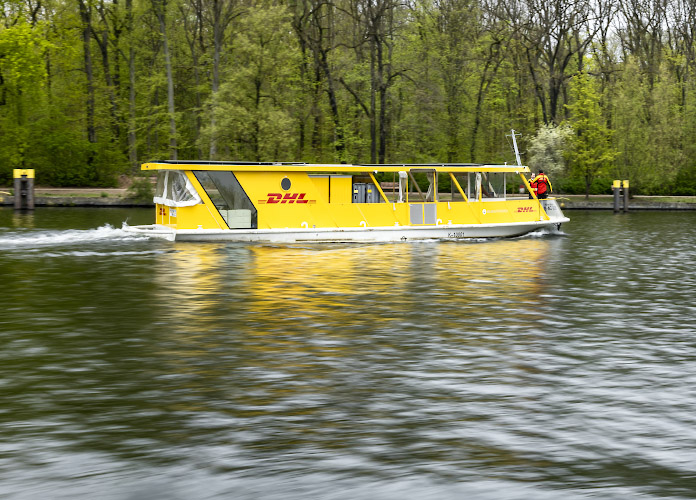 Deutsche Post DHL Solarschiff Solar Boat. Paketetransport emissionsfrei auf Berliner Gewaessern. Berlin Deutschland 2026
