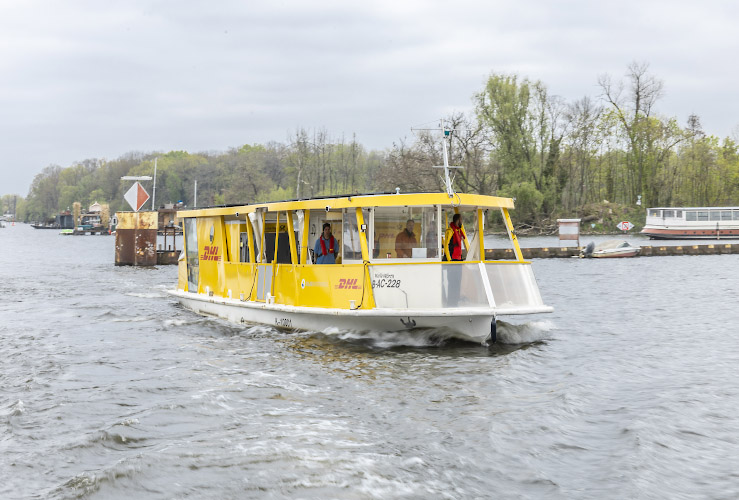 Deutsche Post DHL Solarschiff Solar Boat. Paketetransport emissionsfrei auf Berliner Gewaessern. Berlin Deutschland 2026