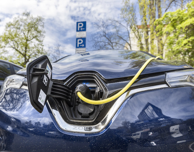 Ladesaeule der Berliner Stadtwerke mit Renault ZOE. Berlin Deutschland 2026