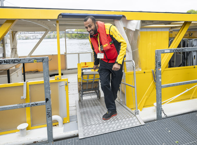 Deutsche Post DHL Solarschiff Solar Boat. Paketetransport emissionsfrei auf Berliner Gewaessern. Berlin Deutschland 2026