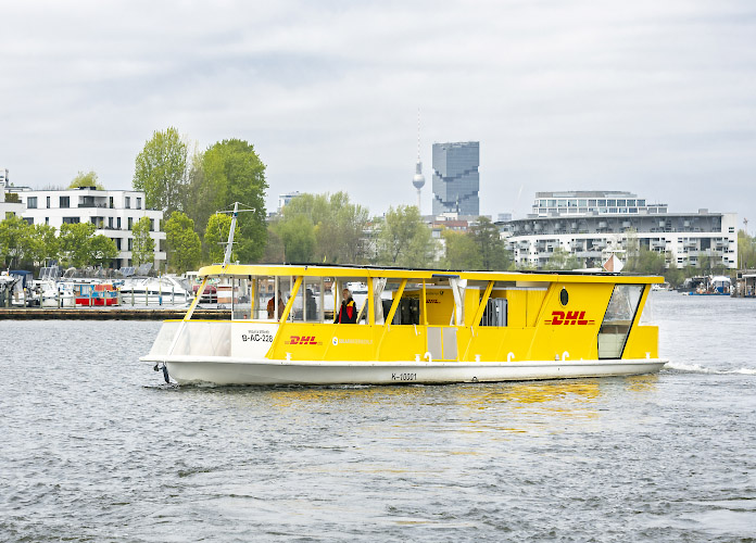 Deutsche Post DHL Solarschiff Solar Boat. Paketetransport emissionsfrei auf Berliner Gewaessern. Berlin Deutschland 2026