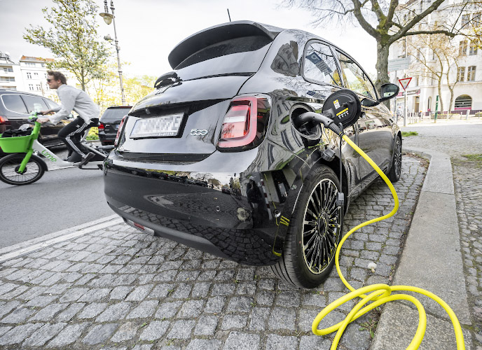 FIAT 500e an Ladesaeule der Berliner Stadtwerke. Berlin Deutschland 2026