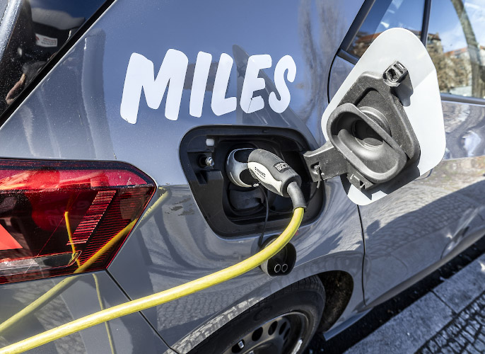 Miles Caresharing an Ladesaeule der Berliner Stadtwerke. Berlin Deutschland 2026