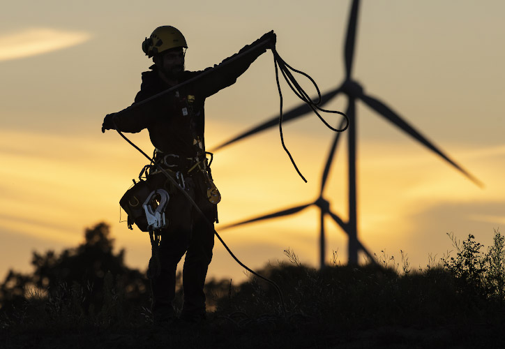 Feierabend für HiWork Industriekletterer im Windpark Beeskow. Brandenburg Deutschland 2026