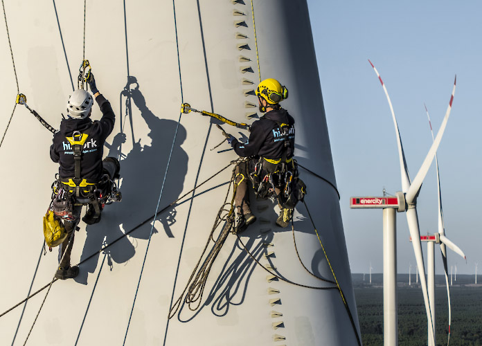HiWork Industriekletterer Firma im Windpark Beeskow. Brandenburg Deutschland 2026